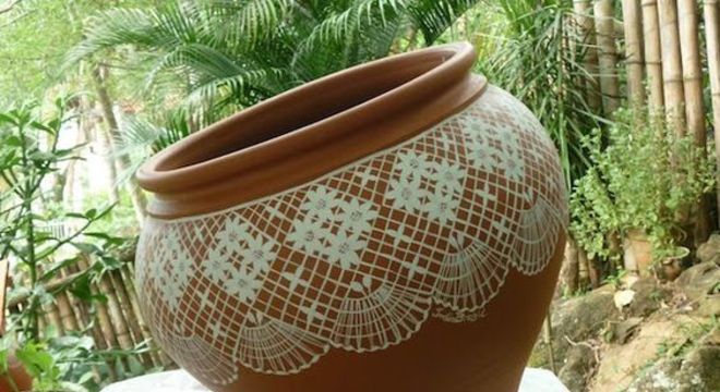 vaso de barro - vaso com detalhes que imitam renda 