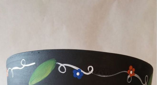 vaso de barro - vaso preto com desenhos de flores 