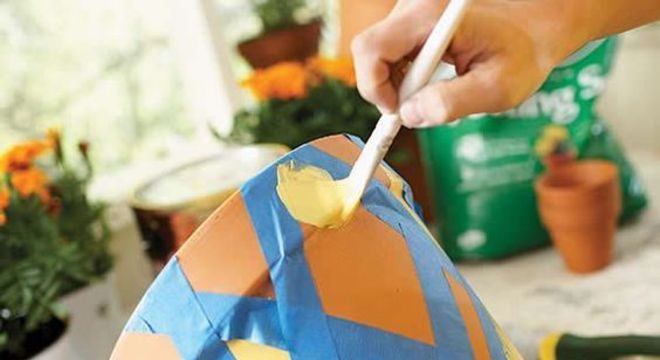 vaso de barro - vaso sendo pintado 