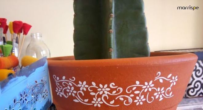 vaso de barro - vaso simples com detalhes brancos 