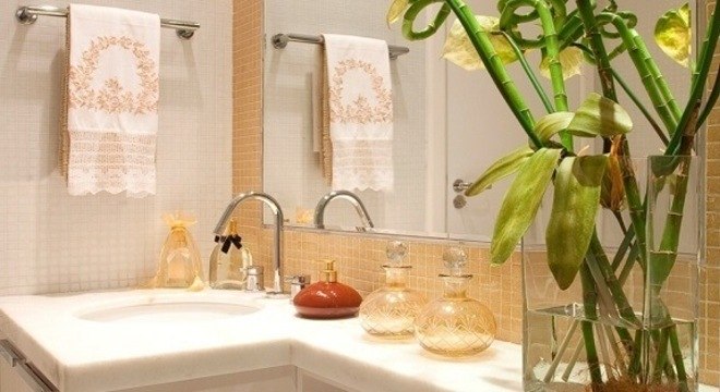 Vaso de flor decorativo utilizado como enfeites para banheiro