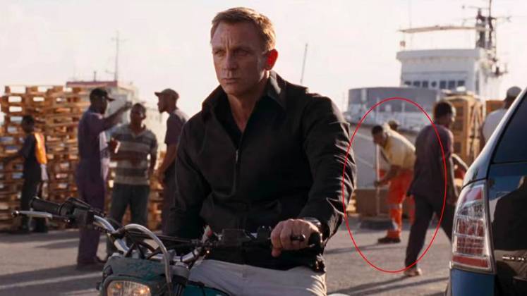 Vassoura voando em “007: Quantum of Solace” (2008): Enquanto James Bond pegava sua moto, um figurante aparece nos fundos varrendo não o chão, mas o ar! 