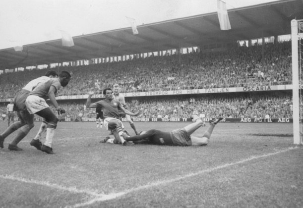 BRASIL GANA LA FINAL DEL MUNDIAL DE SUECIA DE 1958. Estocolmo, 29 de Junio de 1958.- El jugador brasileño Vava , marca el tercer gol del partido, a Svensson portero de Suecia. La final fue ganada por el equipo brasileño con un marcador de 5-2. EFE/UPI/ GDU

