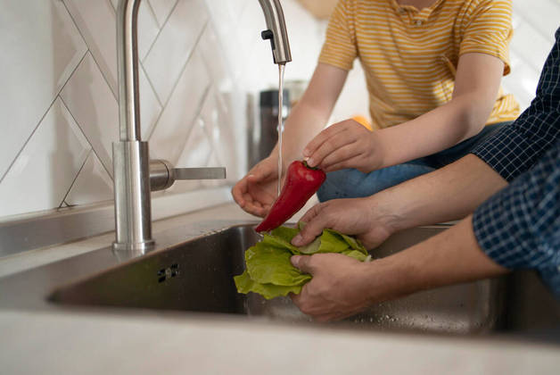 Lave frutas, verduras e legumesTudo o que for consumido cru deve ser lavado com água e sabão. Mas fique atento para não compartilhar a mesma superfície usada para carne e frango, por exemplo, já que existe o risco de contaminação cruzada