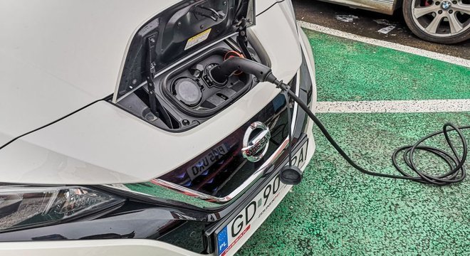 Carregar um carro elétrico pode levar de 45 minutos a quatro horas Barreiras para carros elétricos