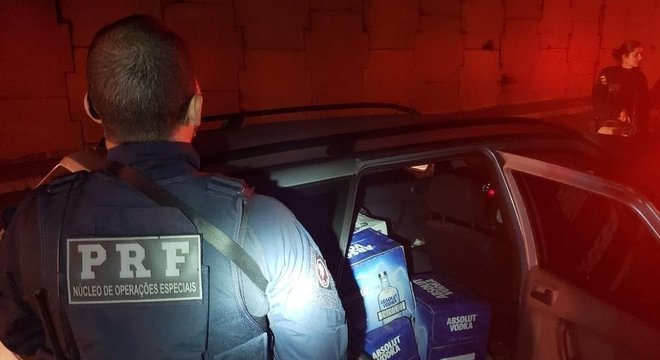 Veículo foi modificado com remoção de assentos e reforço na suspensão para levar carga Crédito: PRF / Divulgação CP