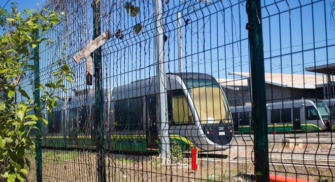 Vagões do VLT estão parados em estacionamento desde novembro de 2013