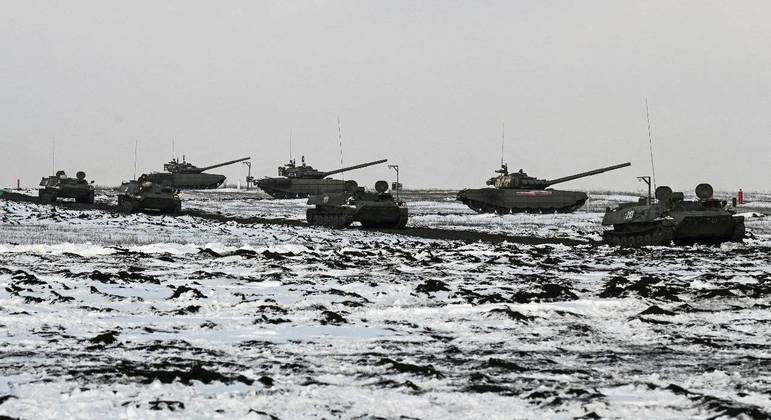 Veículos militares russos realizando exercícios próximo à fronteira com a Ucrânia