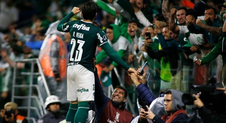 Raphael Veiga comemora a classificação do Palmeiras com a torcida no Allianz Parque