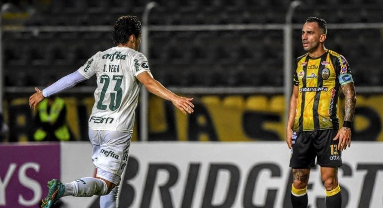 Raphael Veiga comemora gol marcado contra o Táchira, pela Libertadores 2022, na Venezuela