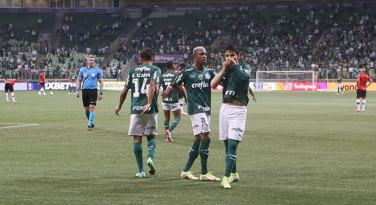 Veiga, em fase artilheira, comemora com Scarpa e Danilo o gol do Palmeiras
