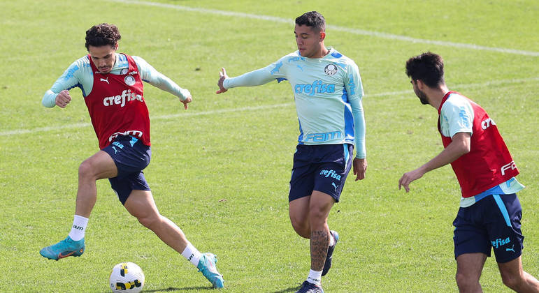 Raphael Veiga disputa a bola em treino do Palmeiras com Pedro Bicalho e López visando o Avaí
