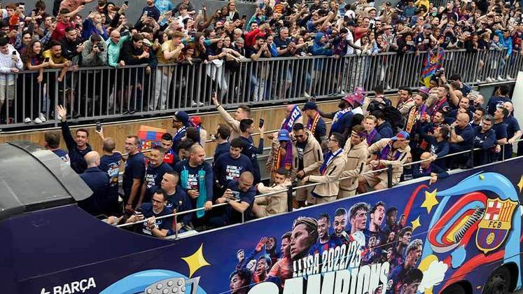 Veja a festa dos jogadores e torcedores do Barcelona após título da La Liga.