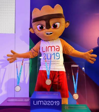 O mascote Milco, com as medalhas de ouro, prata e bronze 