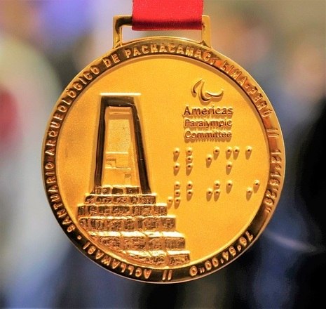 Nas medalhas pan-americanas, estão esculpidas as imagens da pedra dos 12 ângulos de Cusco, a fortaleza de Kuélap de Chachapoyas e a figura do candelabro de Ica, locais históricos do Peru. O mesmo ocorre nas medalhas parapan-americanas, com o templo de Pachamac.