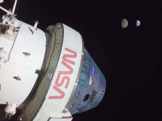 A missão Artemis 1 já registrou diversas fotos únicas do espaço. Uma delas foi feita na última segunda-feira (28), enquanto chegava ao ponto mais distante da Terra, 268.563 milhas, já alcançado por uma espaçonave projetada para enviar humanos para o espaço. A imagem mostra a Terra e Lua, que parecem estar lado a lado por causa da grande distânciaLEIA TAMBÉM: Assim como Artemis 1, veja missões que falharam no lançamento