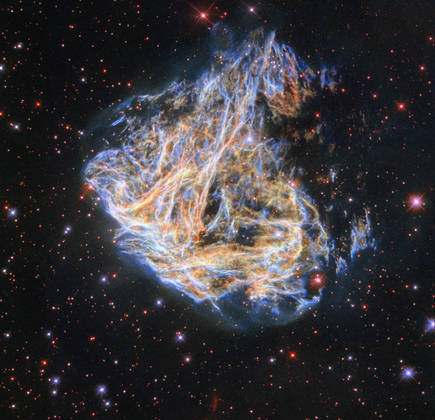 Os fragmentos da supernova DEM L 190 foram capturados pelo telescópio espacial Hubble. Localizado a aproximadamente 160 mil anos-luz da Terra, a supernova (a explosão de uma estrela gigante quando chega ao fim da vida) fica localizada na Grande Nuvem de Magalhães, que é uma pequena galáxia satélite da Via Láctea. A supernova DEM L 190 é considerada a mais brilhante da região