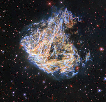 Os fragmentos da supernova DEM L 190 foram capturados pelo telescópio espacial Hubble. Localizado a aproximadamente 160 mil anos-luz da Terra, a supernova (a explosão de uma estrela gigante quando chega ao fim da vida), fica localizada na Grande Nuvem de Magalhães, que é uma pequena galáxia satélite da Via Láctea. A supernova DEM L 190 é considerada a mais brilhante da região