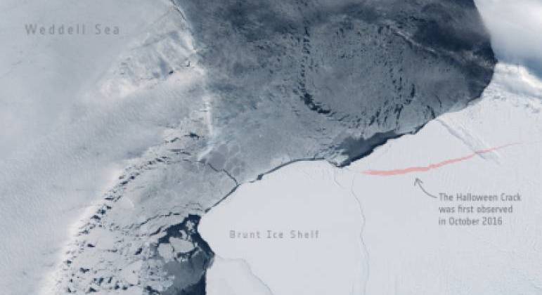 A grande rachadura conhecida como Halloween, foi vista pela primeira vez em 31 de outubro de 2016, na Antártica. Acima é possível ver o registro mais recente dela, feito pelo satélite Copernicus Sentinel-2. A fenda fica em uma área conhecida como 