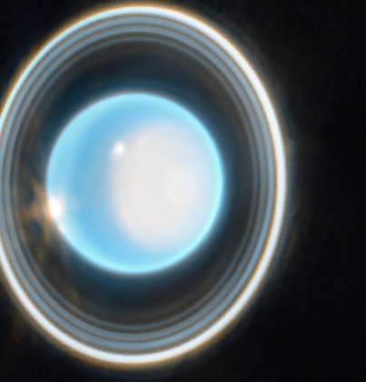 A imagem de Urano, captada por uma câmera de infravermelho, destaca os anéis do planeta com mais detalhes. É possível observar a área de brilho no corpo que se trata do polo voltado para o Sol, conhecida como calota polar — essa característica é exclusiva de Urano, único planeta do sistema solar inclinado de lado, causando as estações extremasOLHA SÓ: Cientista desvenda antigo mistério sobre planeta do Sistema Solar