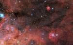 A belíssima região de formação estelar fica localizada a 161.000 anos-luz da Terra. A Nebulosa da Tarântula, na Grande Nuvem de Magalhães, tem uma paisagem única com as turbulentas nuvens de gás e poeira que se juntam com as brilhantes estrelas recém-formadas da regiãoVEJA TAMBÉM: Telescópio James Webb: relembre a trajetória da nova aposta da Nasa para descobertas espaciais
