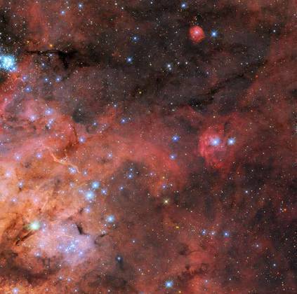 A belíssima região de formação estelar fica localizada a 161.000 anos-luz da Terra. A Nebulosa da Tarântula, na Grande Nuvem de Magalhães, tem uma paisagem única com as turbulentas nuvens de gás e poeira que se juntam com as brilhantes estrelas recém-formadas da regiãoVEJA TAMBÉM: Telescópio James Webb: relembre a trajetória da nova aposta da Nasa para descobertas espaciais