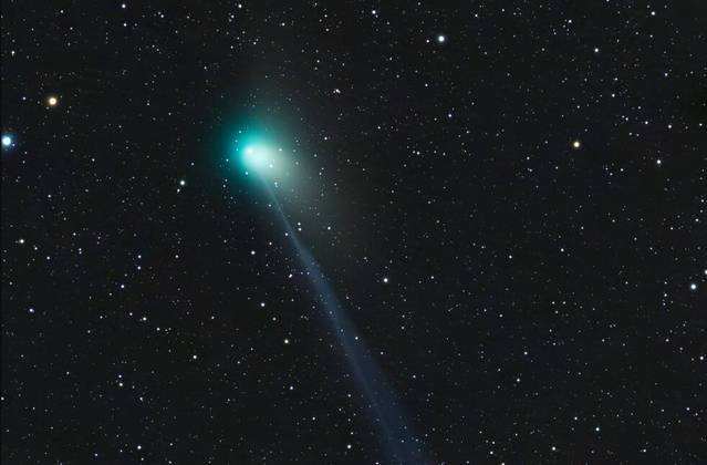 Duas semanas antes da aproximação da Terra, o cometa ZTF foi registrado por um astrônomo. A imagem mostra a evidente cor verde do objeto celeste, revelando os produtos químicos dominantes de que é composto