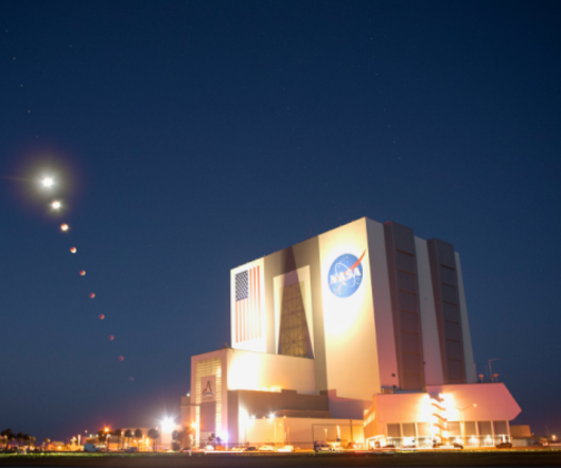 A NASA juntou dez imagens feitas do eclipse lunar, que aconteceu no dia 8 de novembro, para mostrar todas as fases do fenômeno. As fotos foram tiradas no Centro Espacial Kennedy, na Florida, no qual o eclipse parcial foi visto com facilidade. A característica desse fenômeno é a Lua ficar com o aspecto vermelho por causa refração, filtragem e dispersão da luz pela atmosfera da Terra