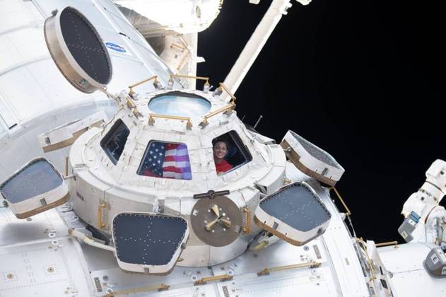 A foto acima mostra a astronauta da NASA e engenheira de vôo da Expedição 68, Nicole Mann. Em uma das sete janelas da cúpula, ela olha a Terra. Além de permitir vistas únicas do planeta e outros objetos do espaço, as ventanas permitem observar operações fora da estação, como a aproximação de veículos e caminhadas espaciaisLeia mais: Veja 10 fotos incríveis do planeta Terra registradas do espaço
