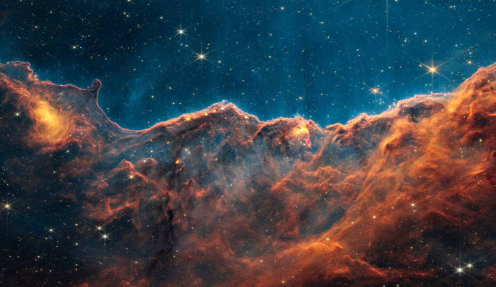 Uma das primeiras fotos capturadas pelo telescópio espacial James Weeb permitiu que os cientistas fizessem uma análise profunda. Os especialistas descobriram, a partir da imagem, jatos energéticos e saídas de estrelas jovens que estavam anteriormente tampadas por nuvens