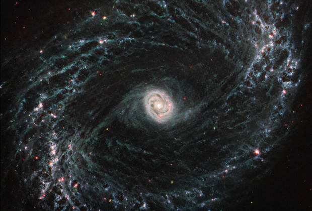 A câmera do telescópio espacial James Webb, que capta a luz infravermelha, conseguiu capturar uma imagem da galáxia espiral barrada NGC 1433, de uma forma como nunca foi vista antes. Nos braços da espiral é possível perceber a luz emitida pelas estrelas jovens e até quando elas estão expelindo o gás e a poeiraSAIBA MAIS: Telescópio James Webb: relembre a trajetória da nova aposta da Nasa para descobertas espaciais