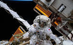 Bem distante da Terra, o astronauta Koichi Wakata da Agência de Exploração Aeroespacial do Japão foi fotografado pela astronauta da Nasa Nicole Mann, durante uma caminhada espacial no dia 2 de fevereiro
