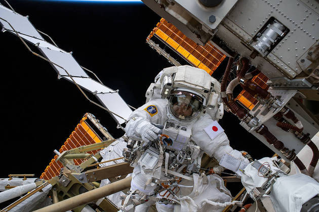 Bem distante da Terra, o astronauta Koichi Wakata da Agência de Exploração Aeroespacial do Japão foi fotografado pela astronauta da Nasa Nicole Mann, durante uma caminhada espacial no dia 2 de fevereiro