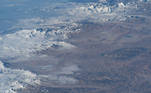 De um ângulo completamente novo, os picos do Himalaia foram registrado por uma fotografia oblíqua da Estação Espacial Internacional. A imagem foi feita enquanto a estação orbitava a China com uma distância de 418 kmVEJA TAMBÉM: Veja 10 fotos incríveis do planeta Terra registradas do espaço