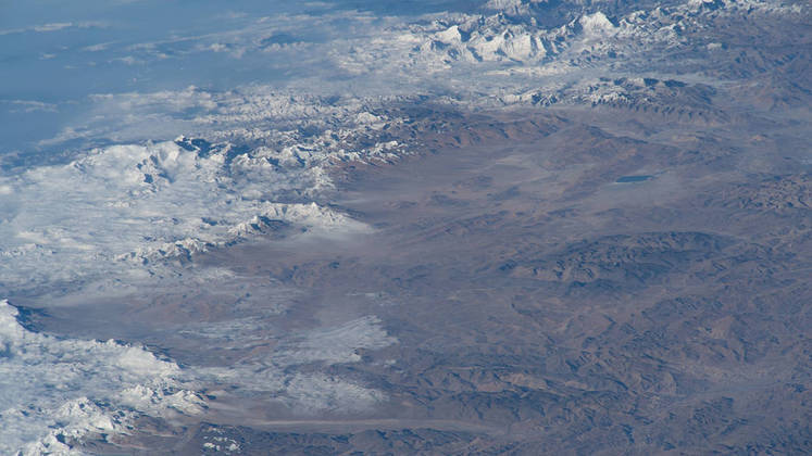 De um ângulo completamente novo, os picos do Himalaia foram registrado por uma fotografia oblíqua da Estação Espacial Internacional. A imagem foi feita enquanto a estação orbitava a China com uma distância de 418 kmVEJA TAMBÉM: Veja 10 fotos incríveis do planeta Terra registradas do espaço