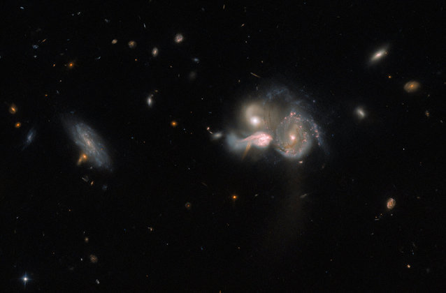 A imagem acima mostra a incrível fusão de três galáxias diferentes, se tornando uma só galáxias. Por estarem na mesma rota de colisão, elas acabaram fundindo e distorceram a estrutura espiral uma da outra, por causa da interação gravitacional mútua durante o processo