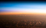 Acima do Oceano Pacífico, é possível ver o Sol nascendo da órbita da Terra. A foto foi feita em 10 de fevereiro, pela Estação Espacial Internacional a 418 km da superfície terrestreOLHA SÓ: Rover da Nasa faz registro único de pôr do sol em Marte; veja imagens