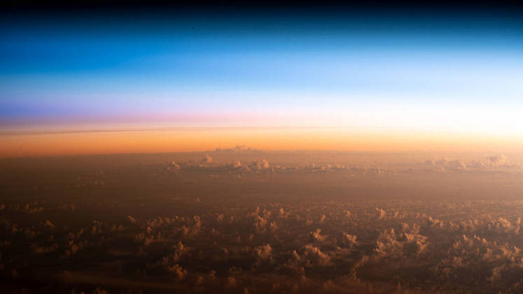 Acima do Oceano Pacífico, é possível ver o Sol nascendo da órbita da Terra. A foto foi feita em 10 de fevereiro, pela Estação Espacial Internacional a 418 km da superfície terrestreOLHA SÓ: Rover da Nasa faz registro único de pôr do sol em Marte; veja imagens