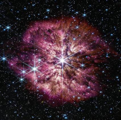O telescópio espacial James Webb conseguiu fazer um registro único da estrela Wolf-Rayet 124 com a combinação dos comprimentos de onda do infravermelho próximo e médio. Graças as tecnologias do telescópio, é possível ver o formato do astro, tendo o brilho equilibrado com o gás e a poeira mais fracos ao seu redorVEJA TAMBÉM: Telescópio James Webb: relembre a trajetória da nova aposta da Nasa para descobertas espaciais