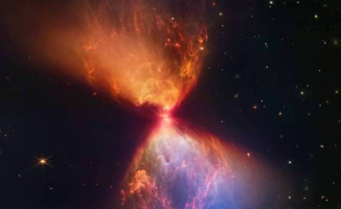 A protoestrela L1527 foi registrada pelo telescópio espacial James Webb. Esse objeto é basicamente um protótipo de estrela, ou seja, é um objeto com chances de se tornar uma estrela, caso a massa seja grande o suficiente. A imagem mostra a protoestrela envolta por uma nuvem de material que alimenta o crescimento da futura estrela
