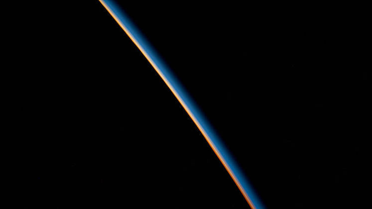O pôr do sol parece ser bonito de qualquer lugar! Nesta imagem do dia 17 de fevereiro, os últimos raios de Sol iluminam a atmosfera da Terra. Os astronautas da Estação Espacial Internacional, que conseguem ver 16 amanheceres e entardeceres por dia, assistiram mais um enquanto orbitavam 432 km acima do Oceano Atlântico, na costa da ArgentinaVEJA TAMBÉM: Rover da Nasa faz registro único de pôr do sol em Marte; veja imagens