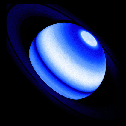 Um novo estudo, com diversos arquivos de quatro missões espaciais que estudaram Saturno, concluiu que há um excesso de radiação ultravioleta, visto como uma linha espectral de hidrogênio quente na atmosfera do planeta. A explicação para tal condição uma chuva de partículas de gelo que caem na atmosfera e causam aquecimento. A imagem mostra Saturno em luz ultravioleta