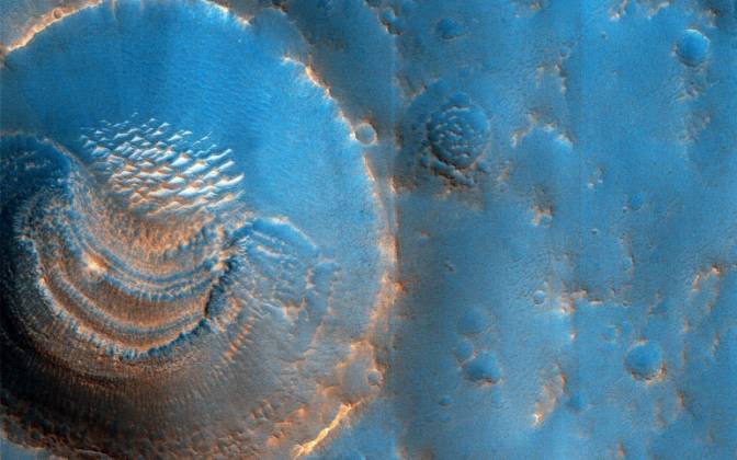 A imagem foi capturada pelo espaçonave Mars Reconnaissance Orbiter, mais especificamente pelo instrumento HIRISE. A foto permite a observação das planícies do norte de Arabia Terra mostra crateras que contêm depósitos curiosos com formas e distribuição misteriosa na superfície de MarteCONTINUE POR AQUI: Telescópios e cientistas registraram imagens únicas do espaço em 2022; confira as melhores