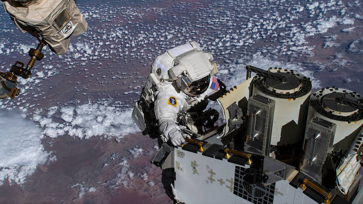 Essa imagem, feita em 22 de dezembro do ano passado, mostra Josh Cassada, astronauta da Nasa e engenheiro de voo da  Expedição 68. A foto foi capturada enquanto ele preparava um painel solar. Ele e Frank Rubio, realizaram uma caminhada espacial por sete horas e oito minutos para instalar os painéis solares nova que atualizam o sistema de energia da Estação Espacial Internacional (ISS)