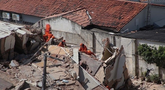 Bombeiros encontram corpo de 2ª vítima de prédio que desabou no CE