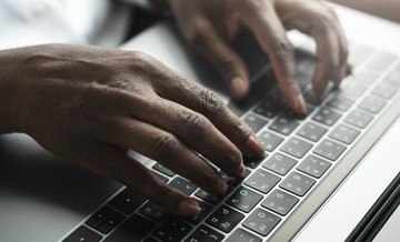 Compartilhe seu relato sobre sua atuação como trabalhadora doméstica (Reprodução/Freepik)