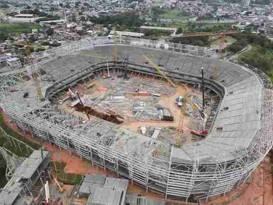 Veja como foi o processo de construção do estádio no decorrer do tempo.