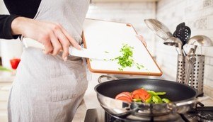 Veja como ganhar dinheiro extra trabalhando na cozinha da sua própria casa (Reprodução/Freepik)