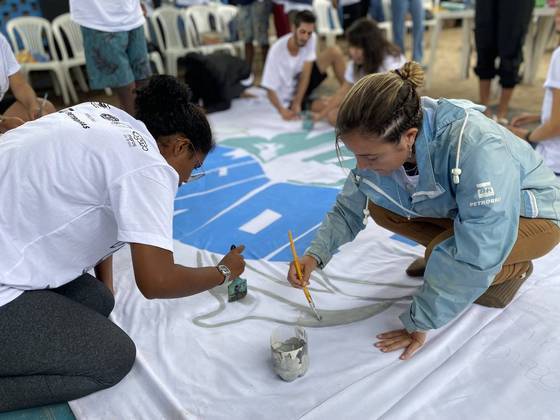Eles também tiveram o primeiro contato com as atividades do Movimento Cultural Arte Manha, que ofereceu oficinas ligadas a expressões artísticas como percussão, serigrafia, papietagem, tranças afro, canto coral e dança. No mesmo período, o coletivo também ofereceu uma oficina de captação de imagens