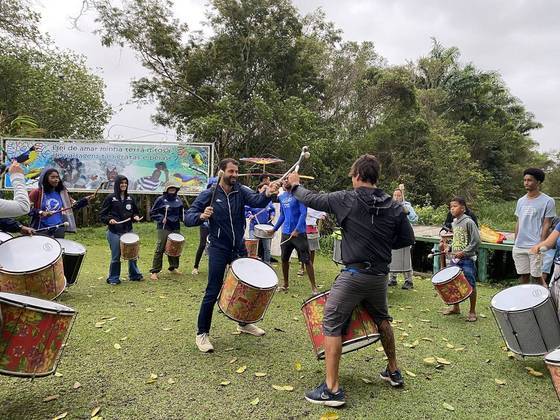 A cidade de Caravelas foi escolhida por contemplar diversos aspectos convergentes a estes objetivos. É um território importante para a conservação de espécies como os meros e as baleias-jubarte, e concentra forte bagagem histórica devido à ancestralidade com raízes africanas e de povos originários como os pataxós e tupinambás